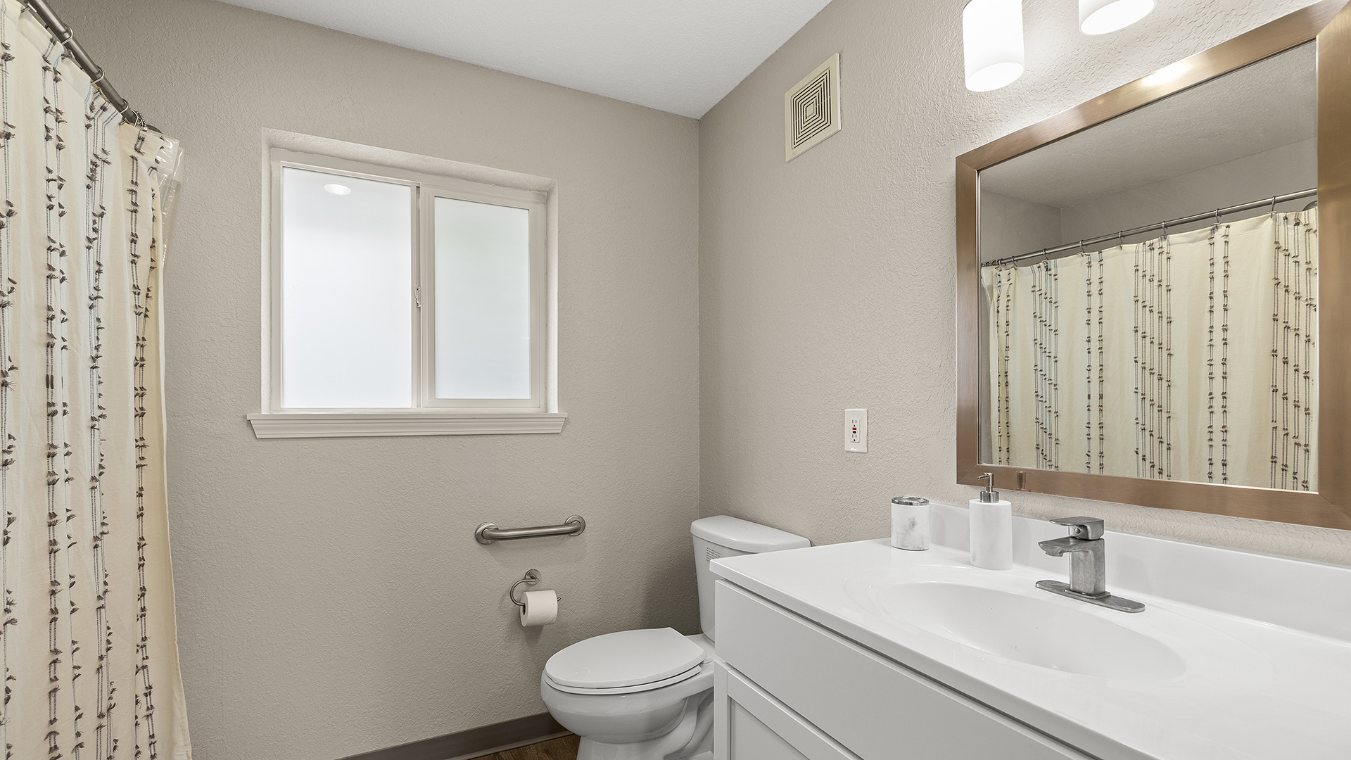 Holiday Illahee Hills, Urbandale, IA 25