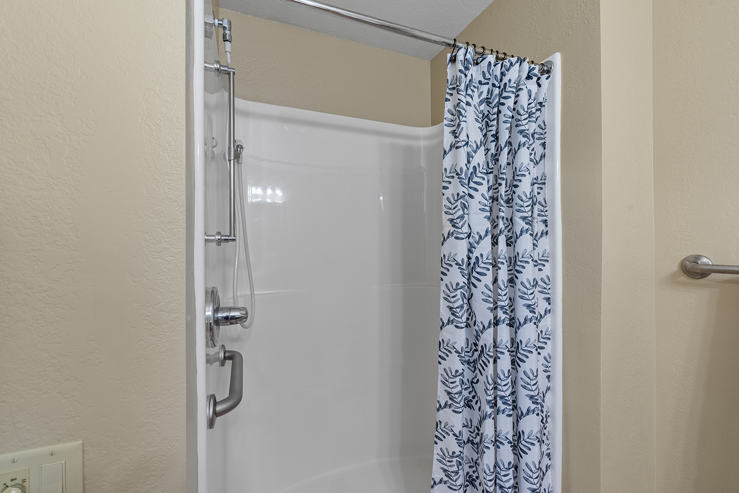 Oaks Gardens Place, Altoona, WI 20